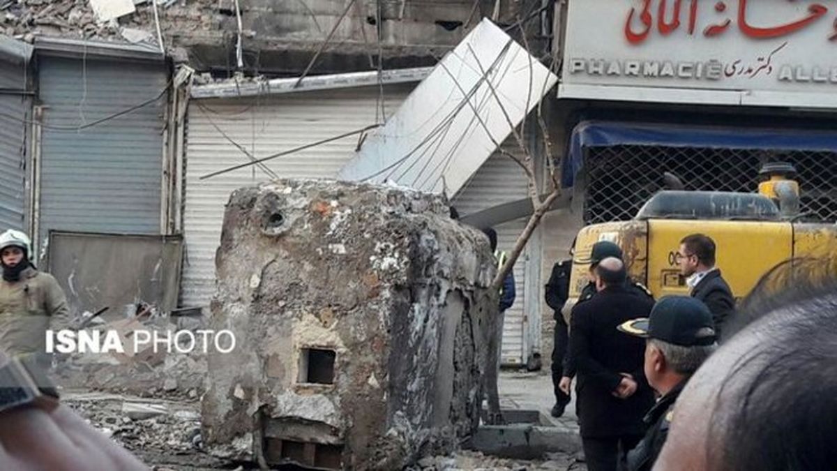 کشف صندوق پنج تنی از زیرآوارهای پلاسکو +عکس