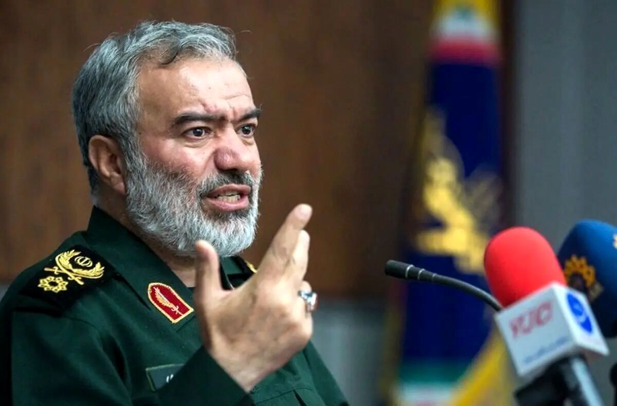 حضور سردار فدوی در تشییع پیکر مطهر سرلشکر شهید محمدحسن محققی
