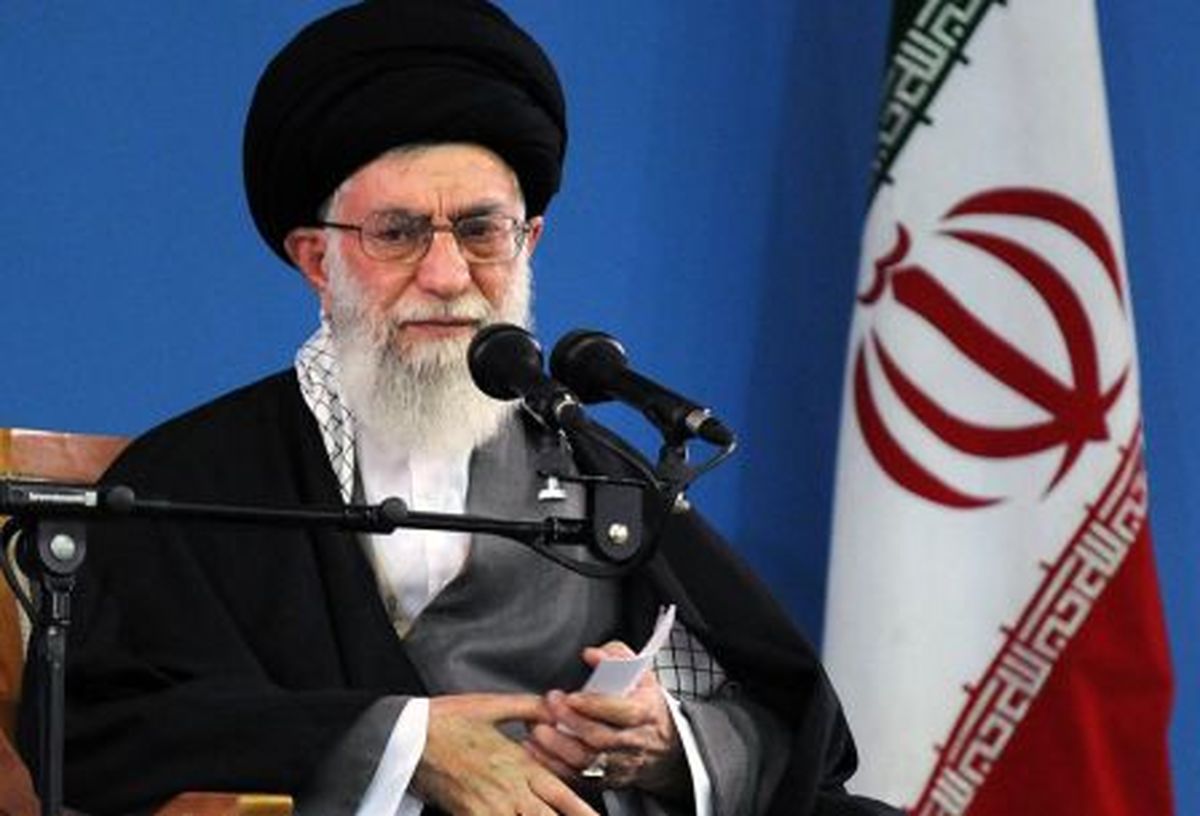 اقدام رئیس یک قوه در متهم کردن دو قوه دیگر خلاف شرع و قانون و تضییع حق مردم است/ بنده فعلا نصیحت می‌کنم