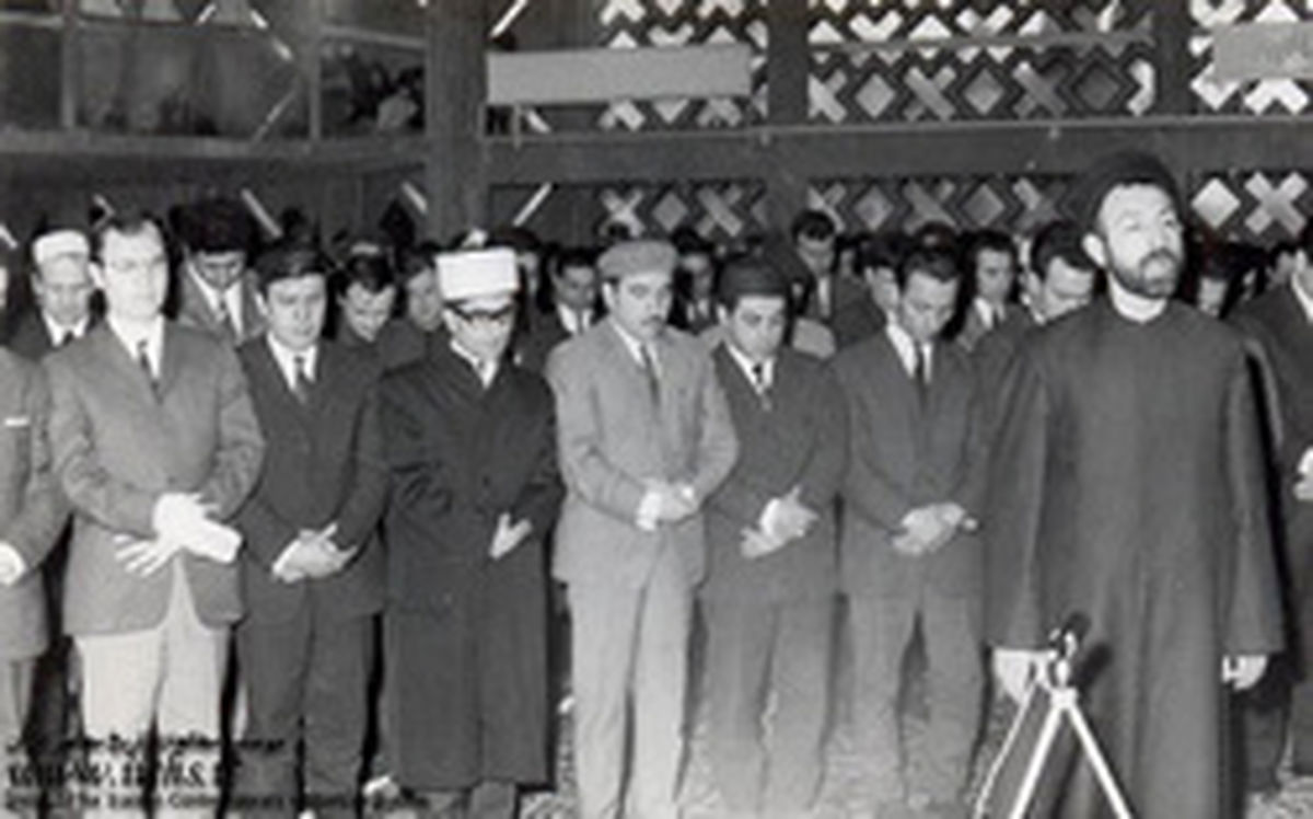 عکس: اقتدای اهل سنت به شهید بهشتی