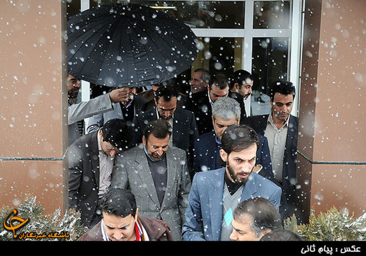 وزير ارتباطات زير برف ماند/ تصاوير