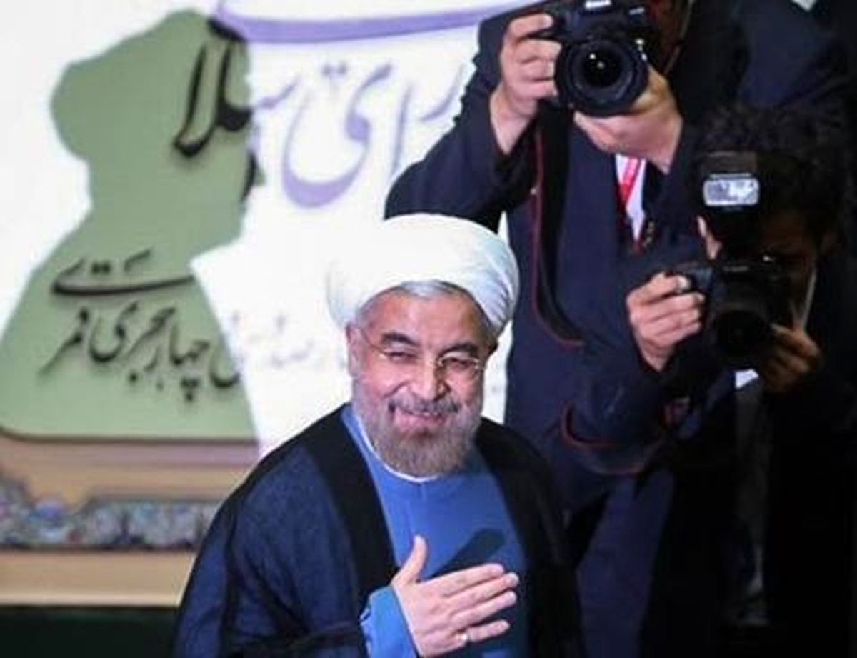 سايه هاشمی بر سر روحانی /عكس