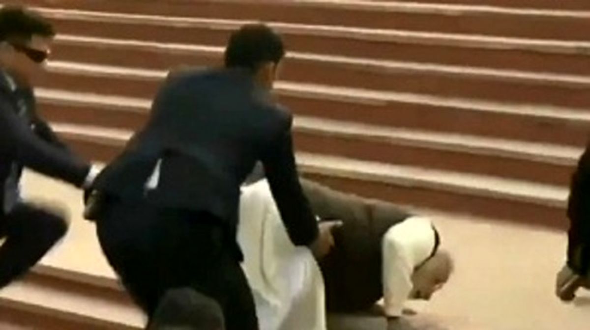 لحظه سقوط نخست وزیر هند روی پلهها +عکس و فیلم