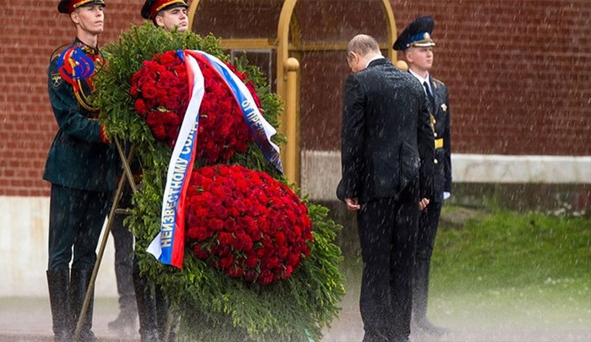 چرا کسی برای پوتین زیر باران شدید چتر نگرفت؟ +تصاویر