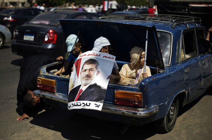 حامیان مرسی در صندوق عقب ماشین/عکس