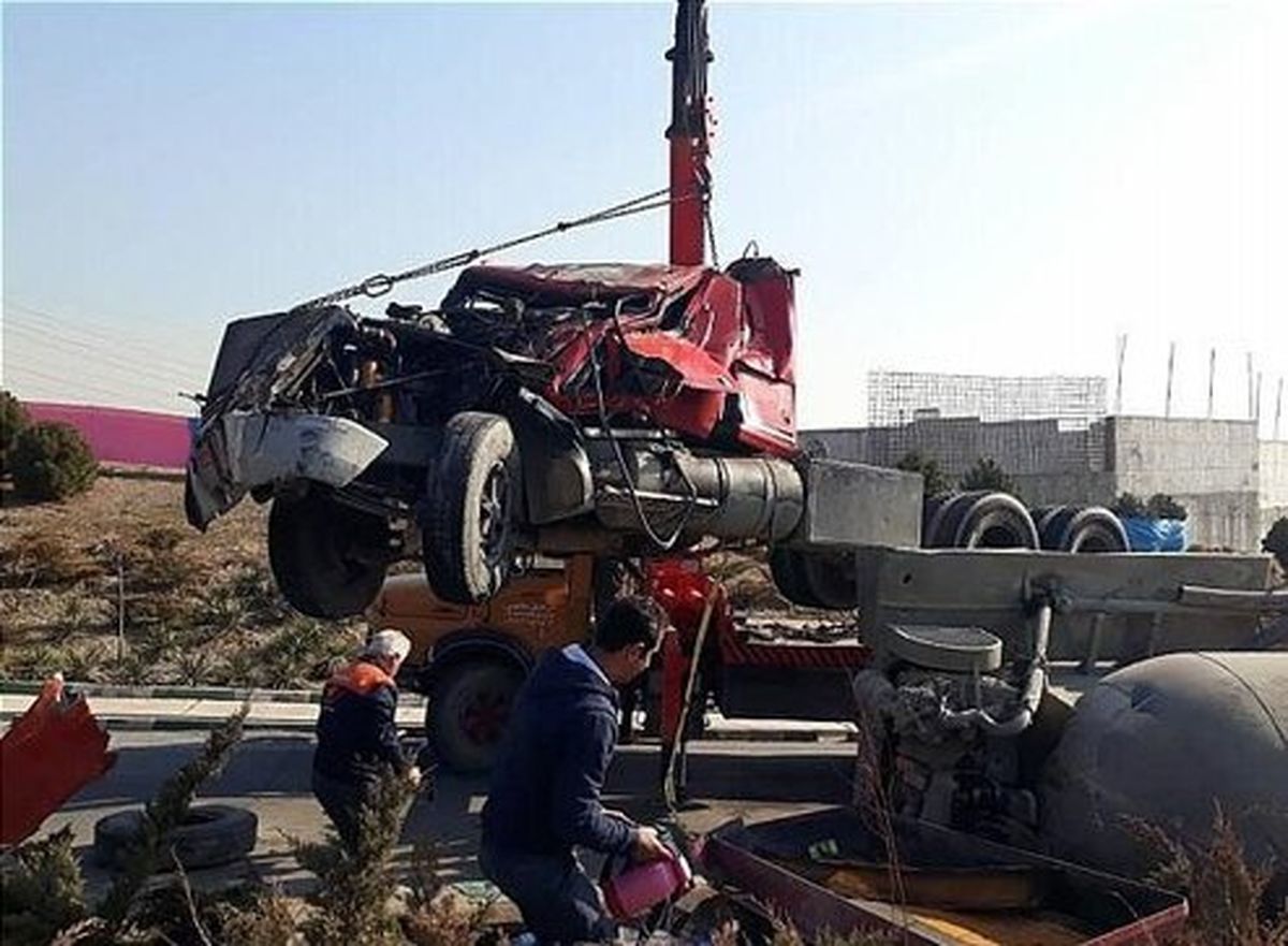 واژگونی کامیون سیمان در بزرگراه همت +عکس