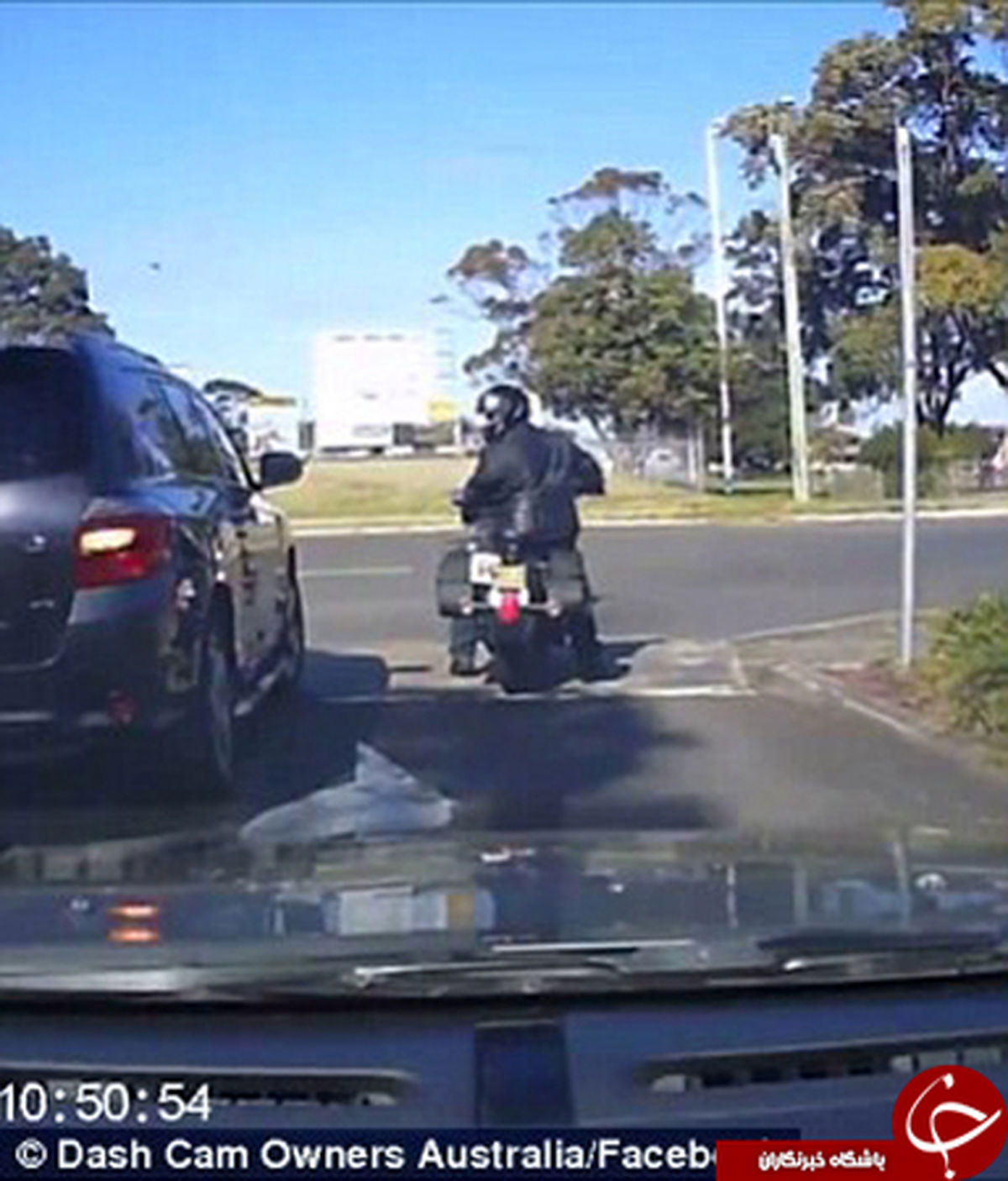 راننده‌ای که خودروی خود را رها کرد تا یک مشت بزند +عکس