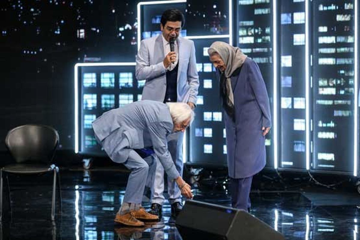 عکس: ادای احترام جمشید مشایخی به ژاله علو