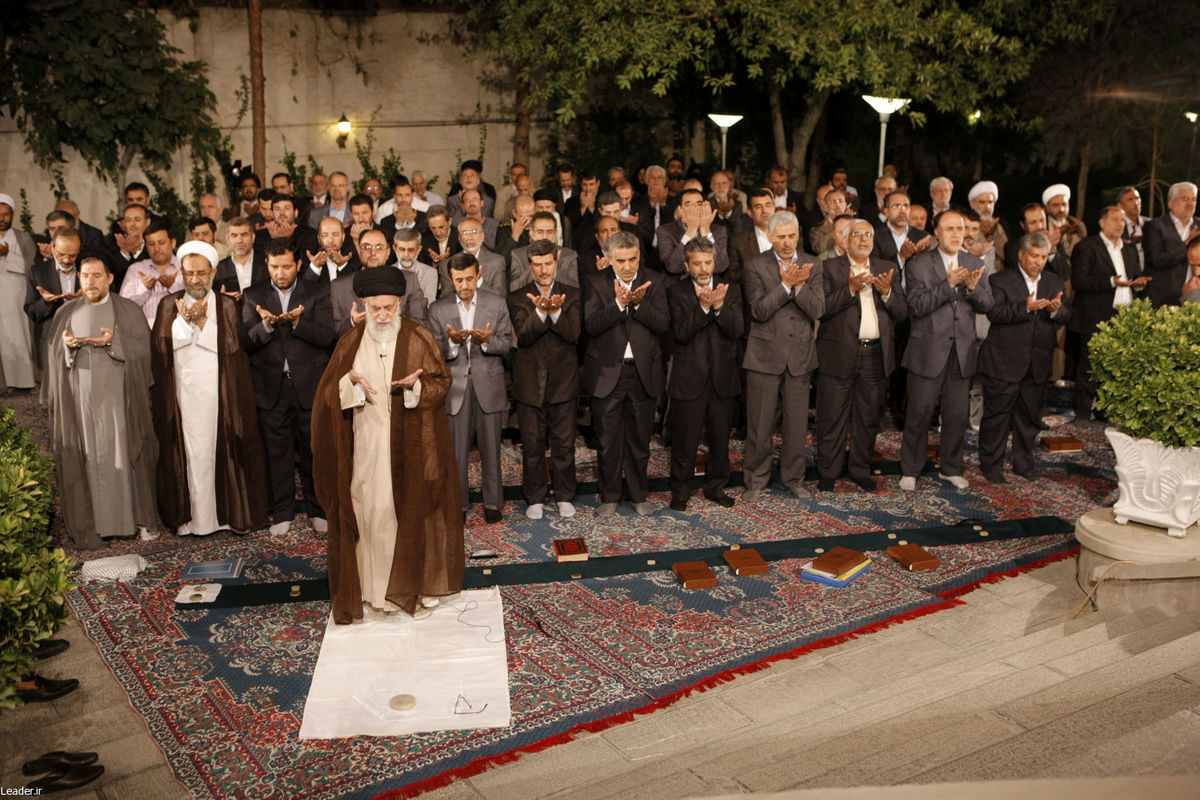 نمازجماعت در حیاط بیت رهبری / عکس