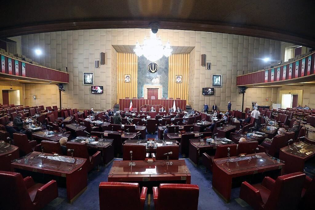 جلسه فوق العاده مجمع تشخیص با حضور قالیباف و نمایندگانی از قوای سه‌گانه 