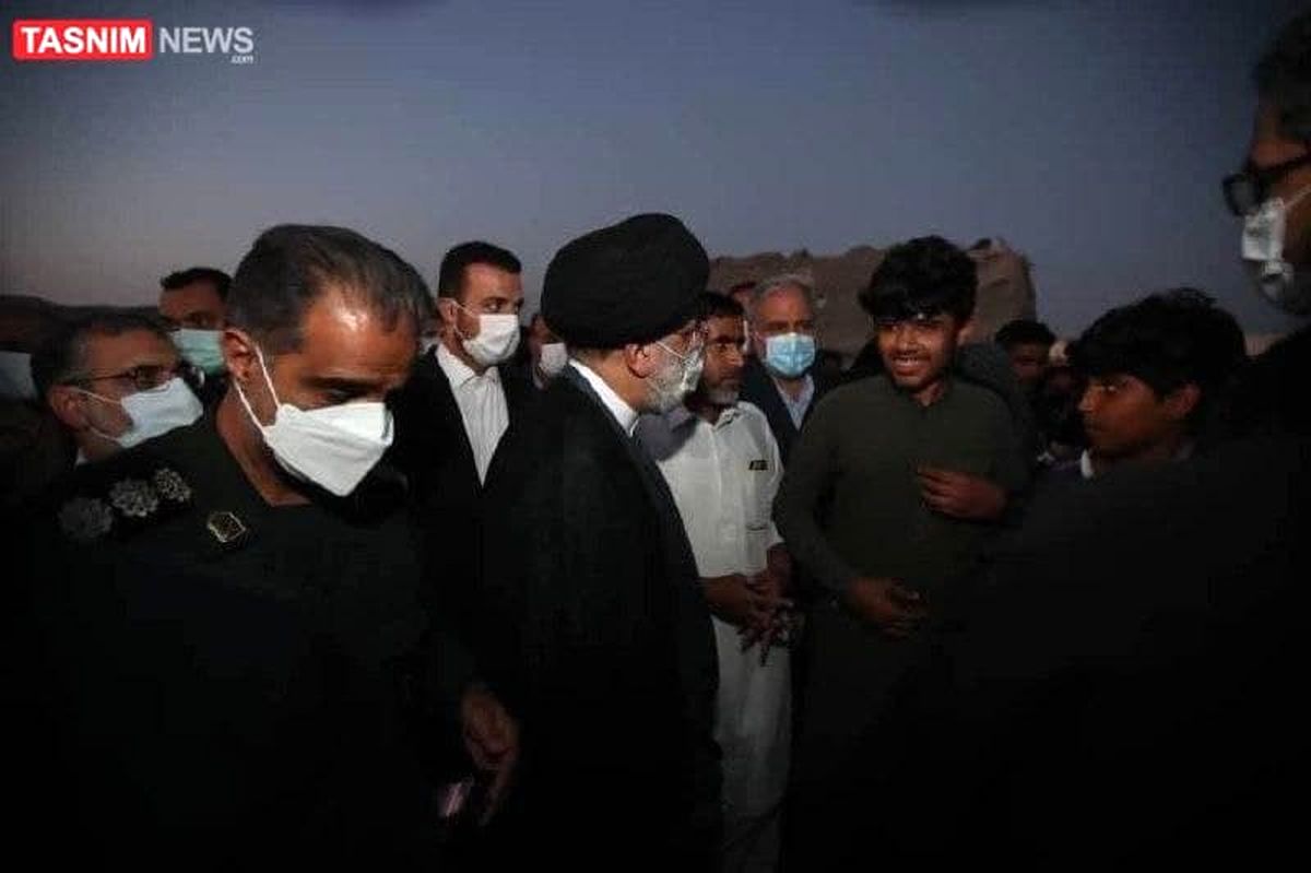 حضور رئیسی در بین زاغه‌نشینان منطقه مرادآباد چابهار