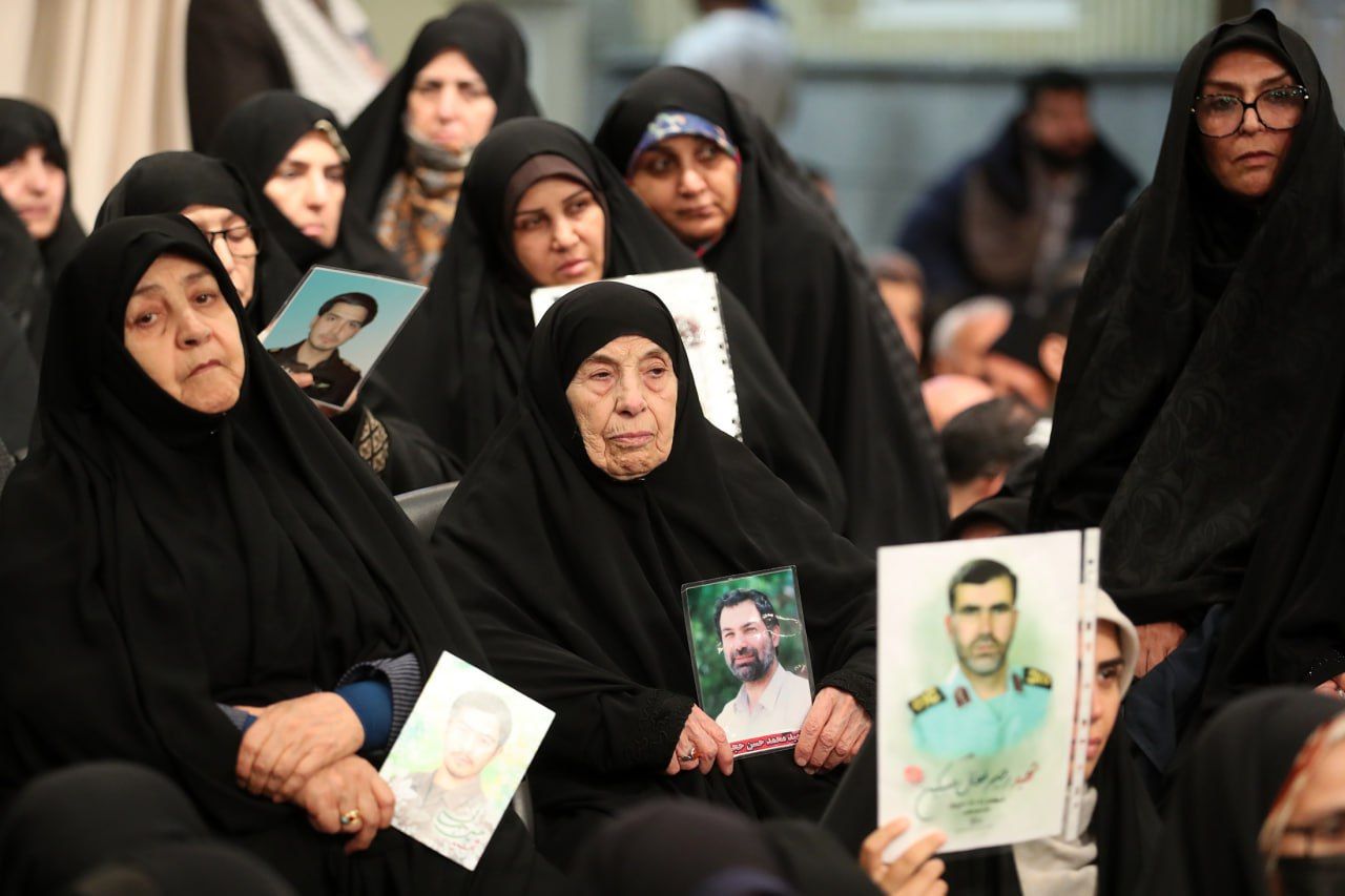 حضور مادران و همسران شهدای امنیت در دیدار با رهبر انقلاب