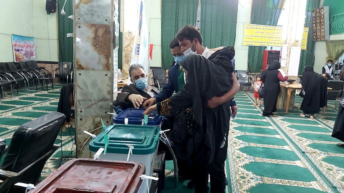 حضور مادر شهید برای رای دادن در آغوش فرزندش +عکس