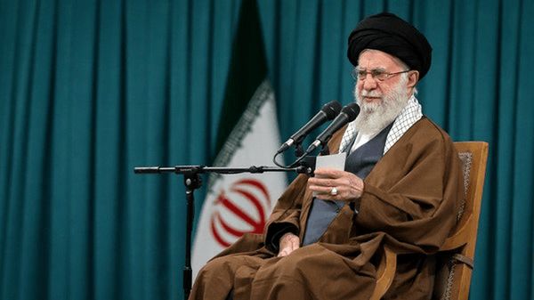 تصویری از رهبر شهید انقلاب در دفتر کار امور نظامی