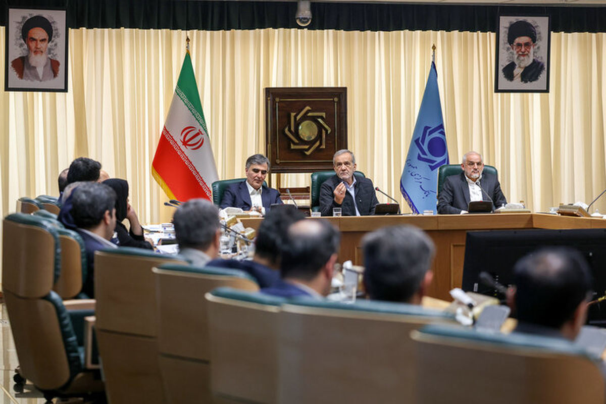 دولت از همه ظرفیتها برای کاهش وابستگی به درآمدهای نفتی استفاده میکند