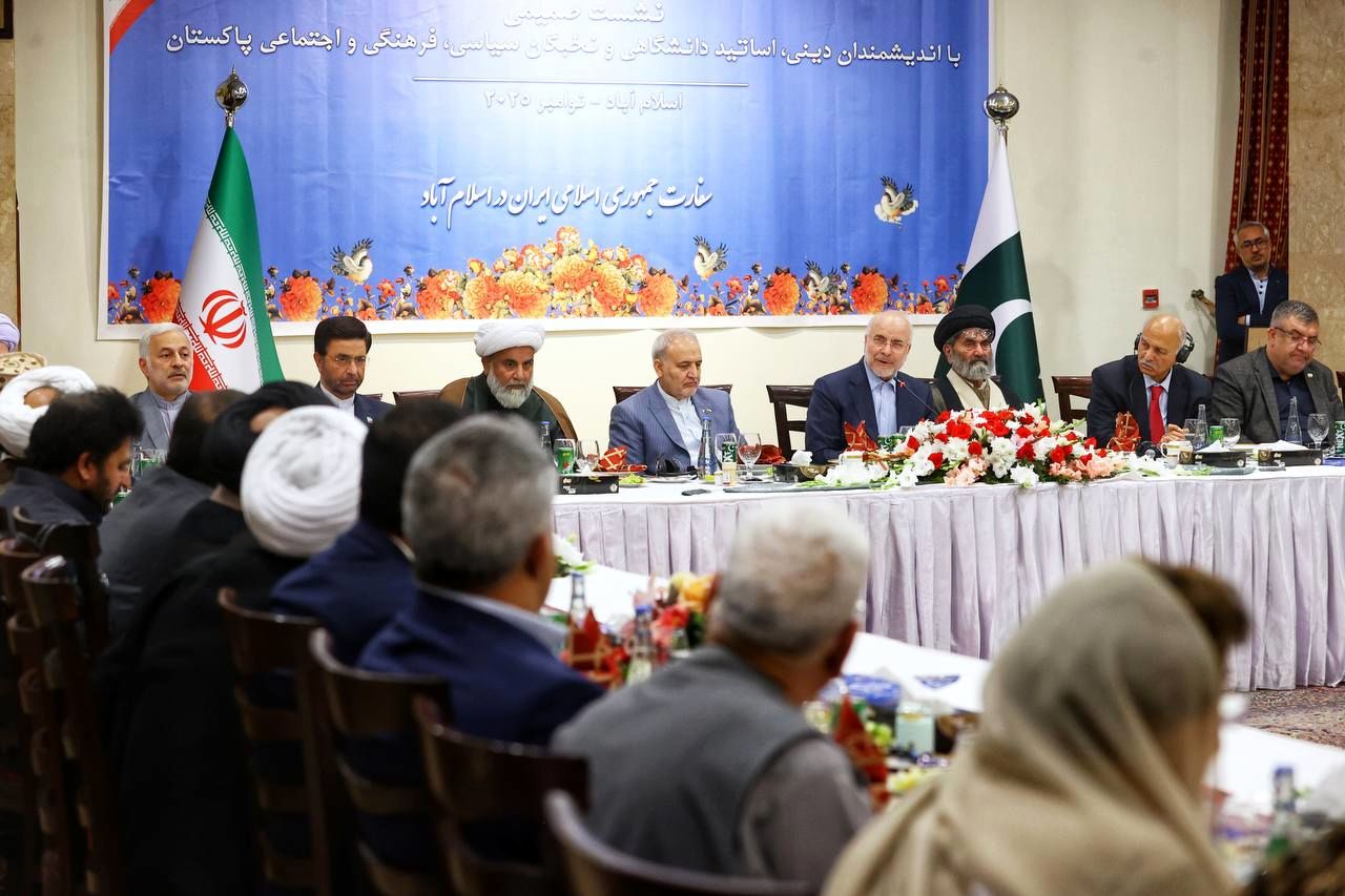 عکسی از نشست صمیمی قالیباف با اندیشمندان دینی در اسلام‌آباد