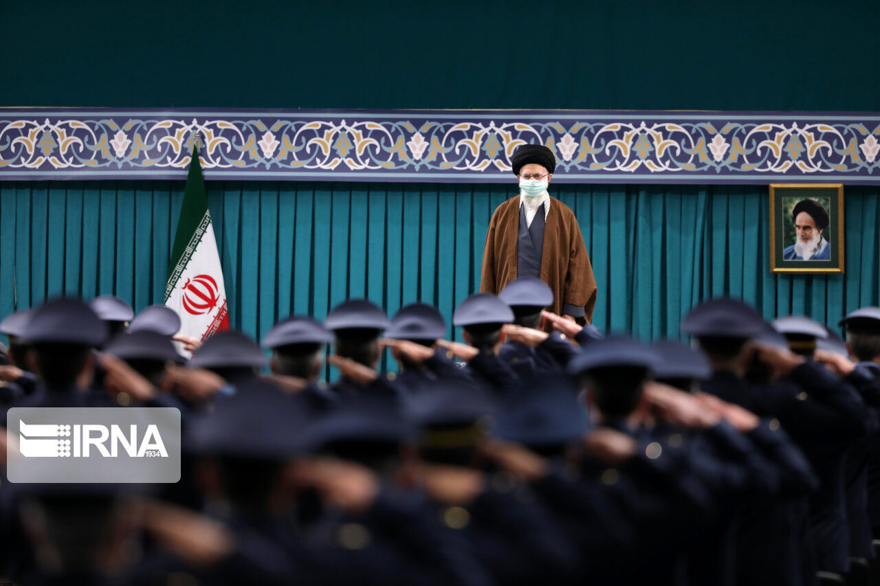 حاشیههای دیدار فرماندهان و کارکنان نیروی هوایی با رهبری