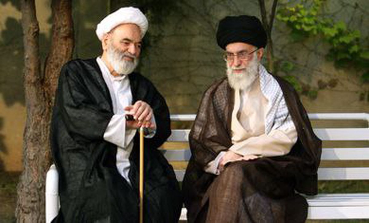 وقتی رهبر انقلاب کفش‌هایشان را برای آیت‌الله خوشوقت جفت کردند