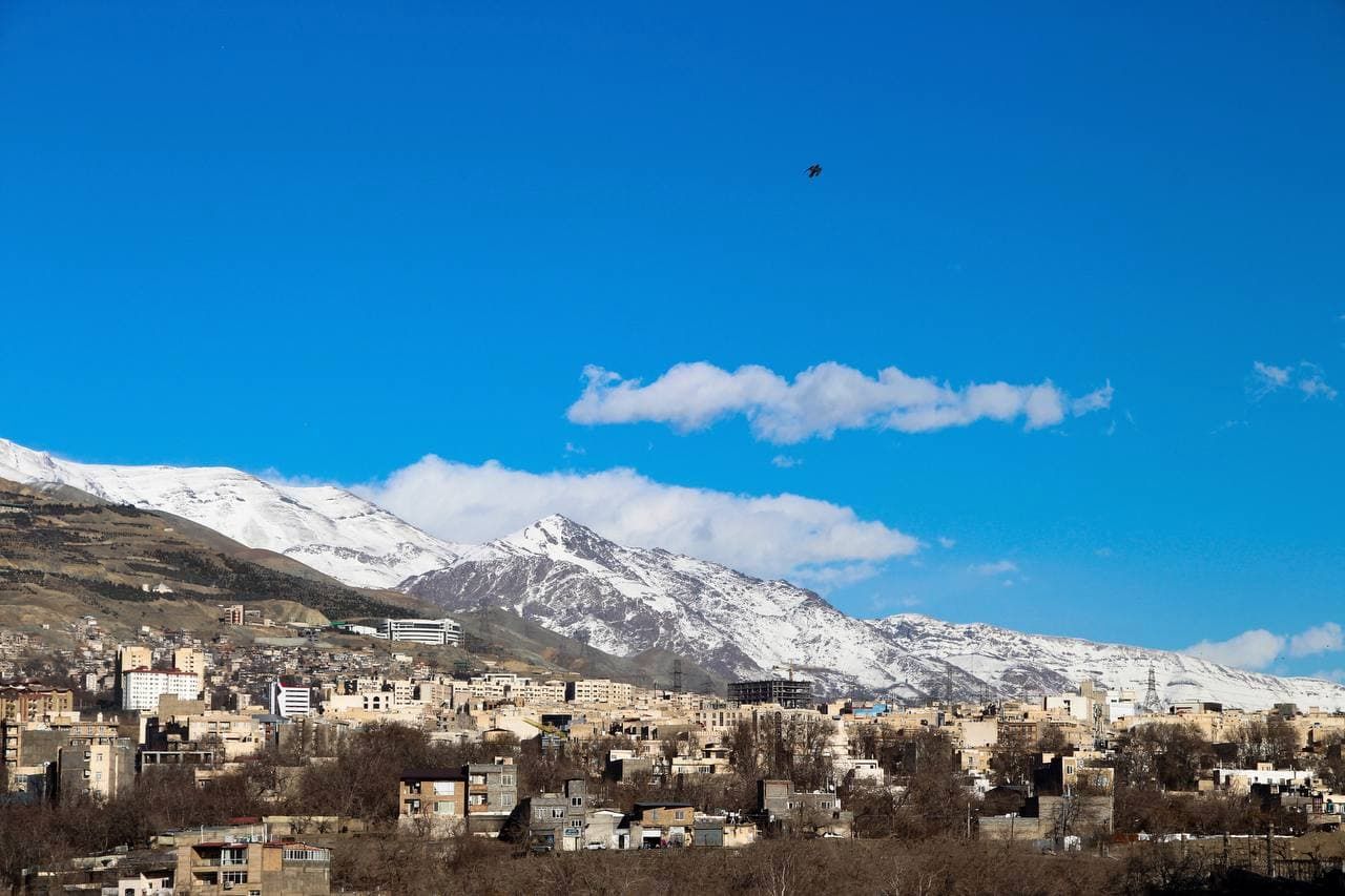 تصویری از آسمان آبی تهران در نخستین روز زمستان ١۴٠٠