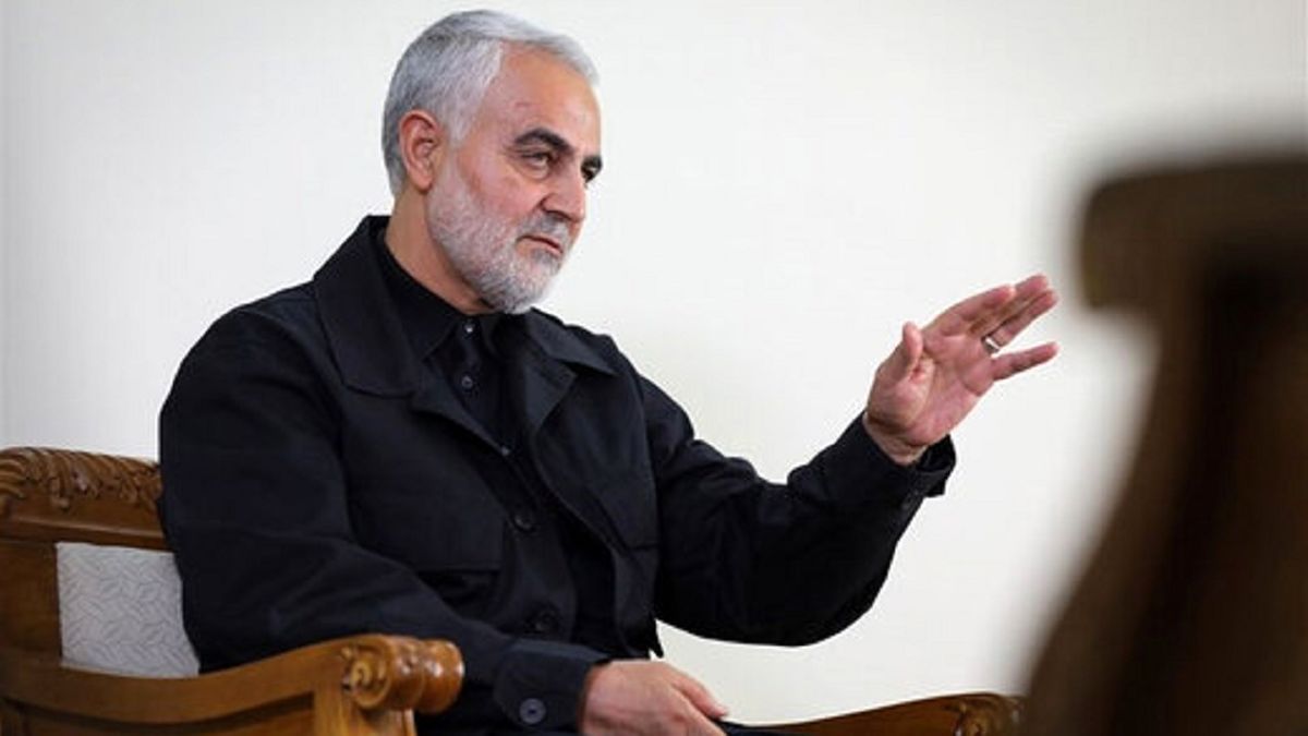 غبارروبی ضریح امام هادی (ع) به دست شهید سلیمانی +فیلم