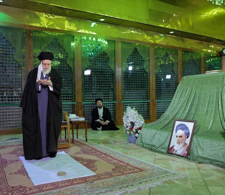 صبح امروز؛ حضور رهبر انقلاب در حرم امام (ره) در آستانه دهه فجر
