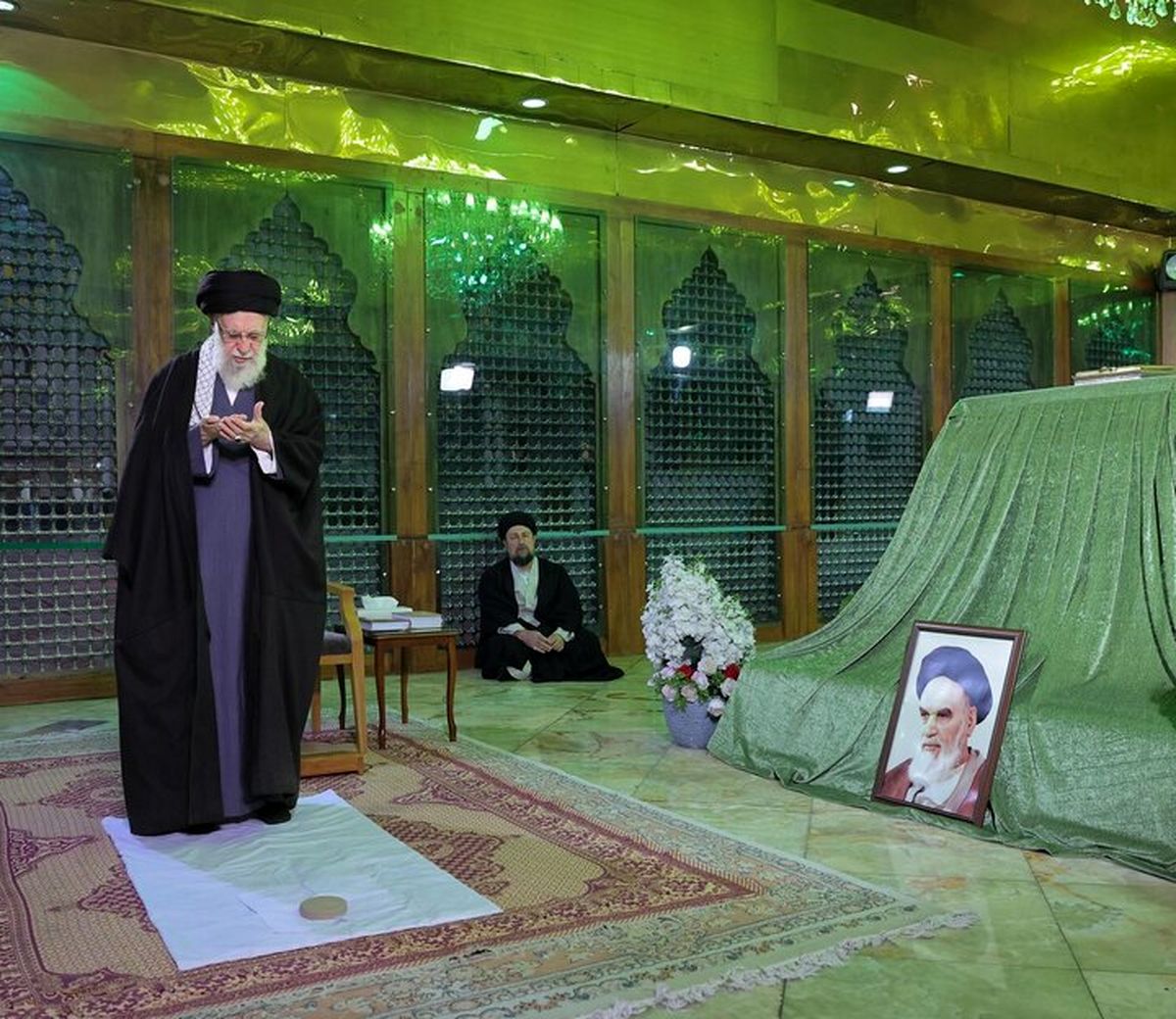 صبح امروز؛ حضور رهبر انقلاب در حرم امام (ره) در آستانه دهه فجر