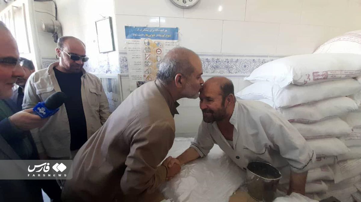 بوسه وزیر بر پیشانی نانوای زنجانی+عکس