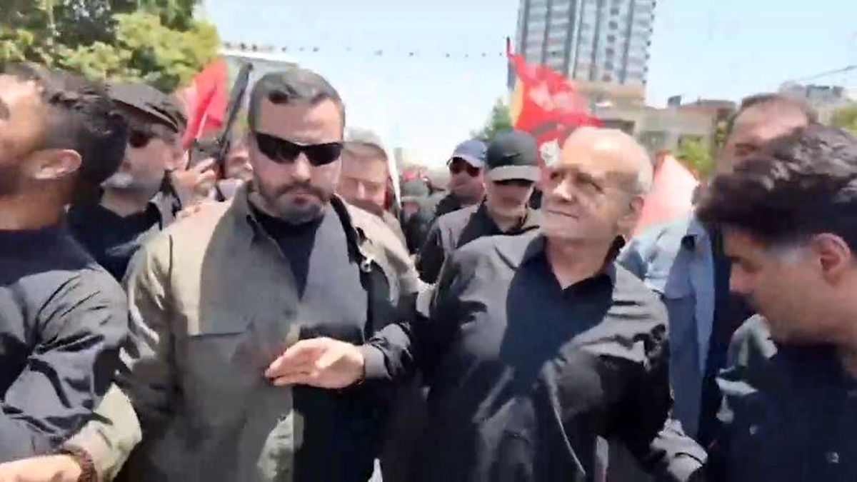عکسی از پزشکیان در مراسم تشییع پیکر رهبر شهید