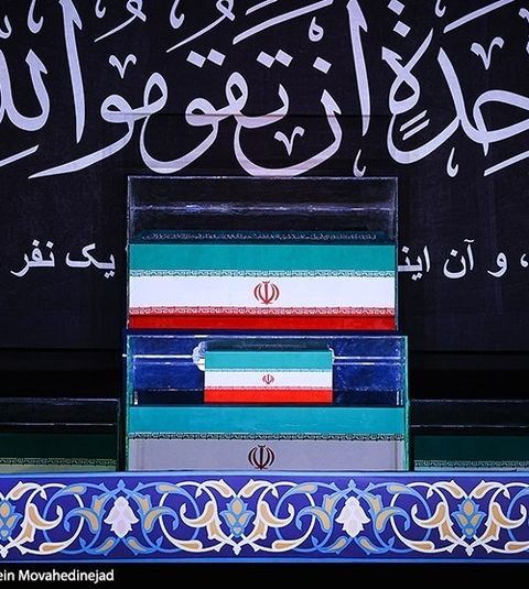 اقامه نماز توسط آیت‌الله سبحانی بر پیکر رهبر شهیدانقلاب و خانواده ایشان با بدرقه میلیونی/ حضور فرزندان رهبر شهید /فریاد انتقام جویی سیل عظیم نمازگزاران با شعار یا لثارات الحسین/ ساعت دقیق مراسم تشییع رهبر شهید فردا  + فیلم