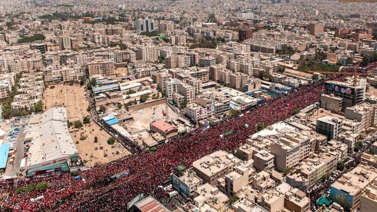 خیل عظیم مردم در بین‌الحرمین چشم‌انتظار پیکر امام شهید