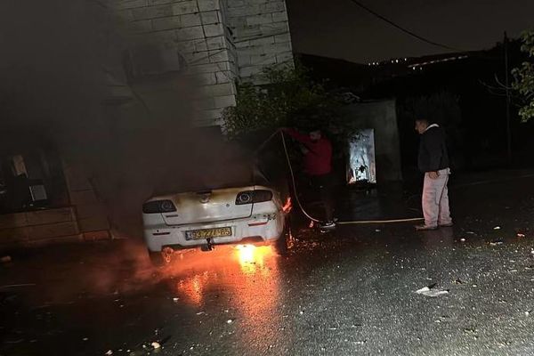 آتش زدن خودروی فلسطینیان در حمله صهیونیست‌ها