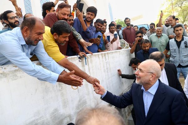 از سفر امروز قالیباف به شهر بندری کراچی و هدیه ویژه به شریف