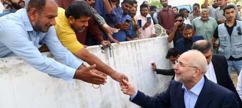 سفر قالیباف به شهر بندری کراچی و شرکت در نماز جمعه این شهر