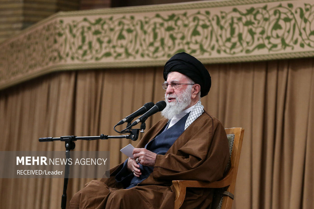 تصاویری از لحظه ورود رهبر انقلاب به حسینیه امام خمینی در دیدار امروز