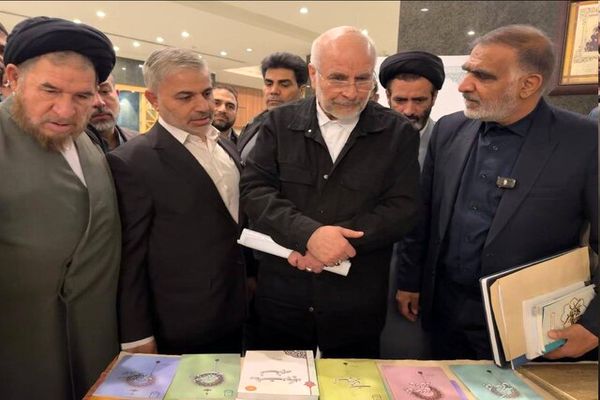 بازدید قالیباف از نمایشگاه کتاب نمایندگان ادوار