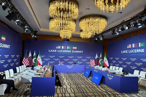 خروج خبرنگاران از محل نشست چهارجانبه در پی شرط قالیباف  