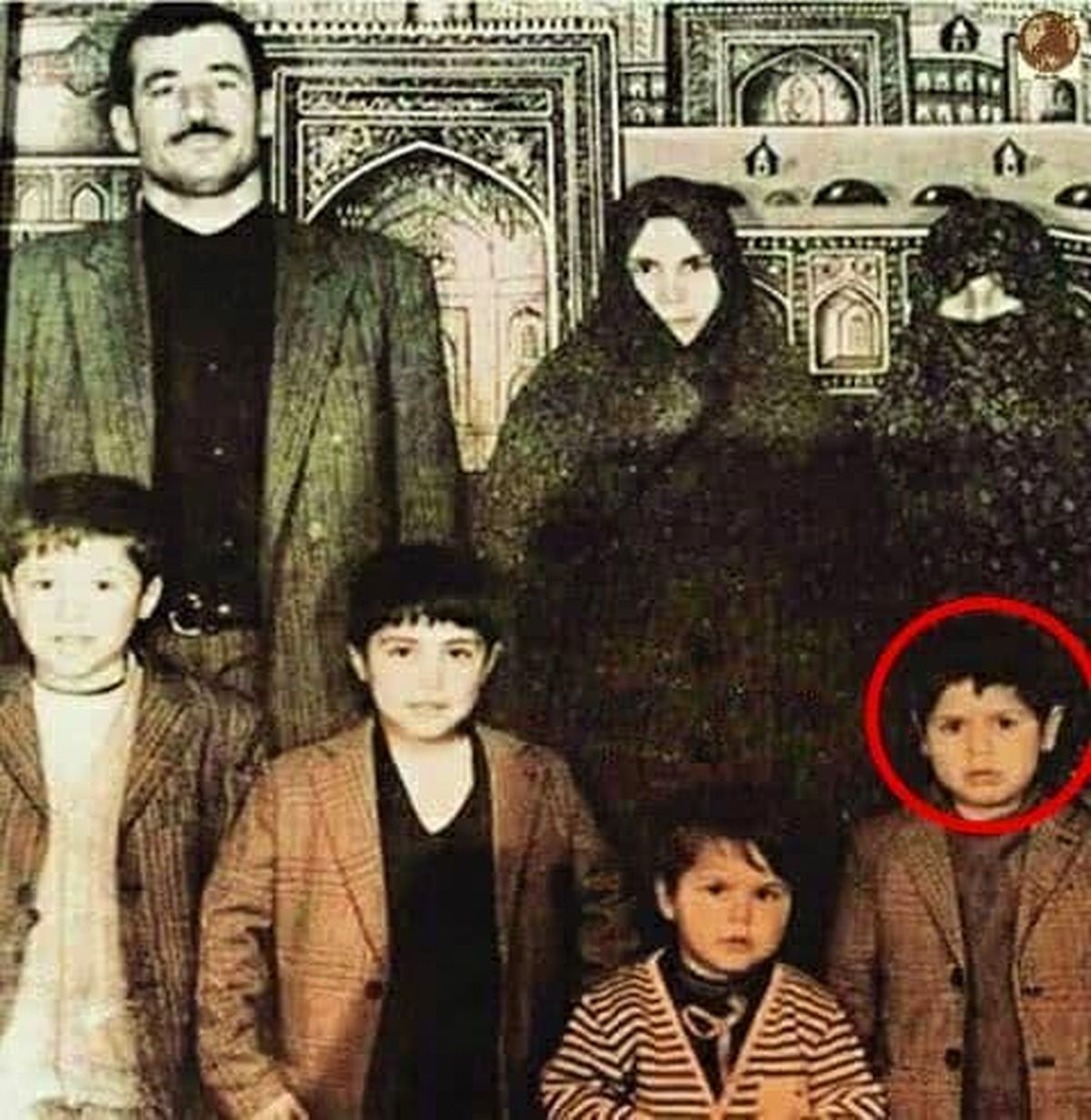 تصویر زیرخاکی از علی دایی همراه خانواده در دهه ۵۰