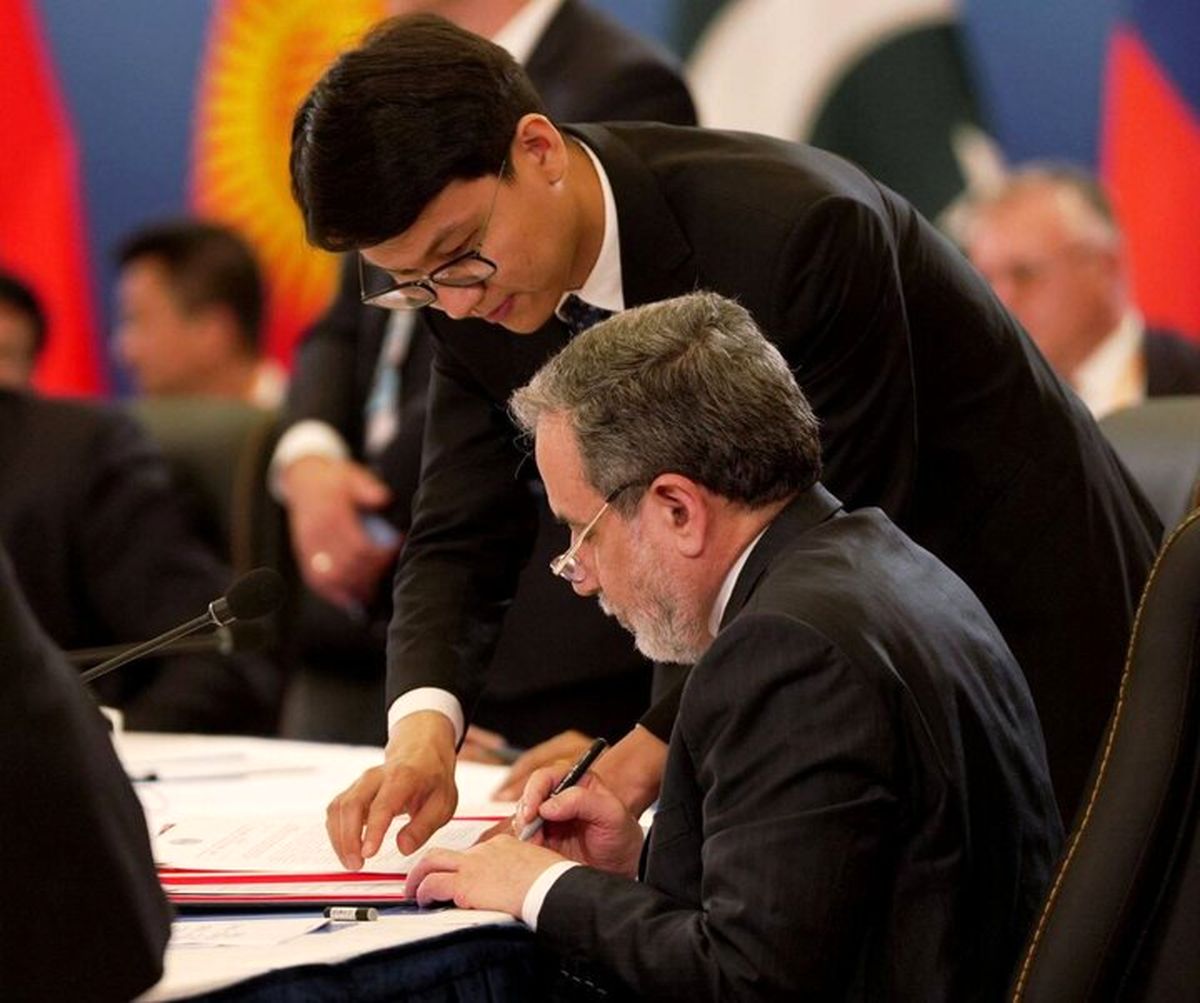 امضای سند پایانی اجلاس سازمان همکاری شانگهای توسط «عراقچی» +عکس