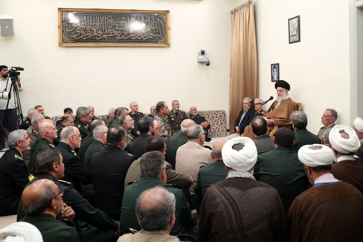 دشمن از پیشرفتهای جمهوری اسلامی کلافه و عصبی است/ باید در کنار نقصها، پیشرفتها را هم دید