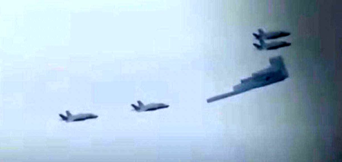 ببینید آسمانها در تسخیر!/ قدرتنمایی ترامپ جلوی پوتین با بمب افکن بی۲