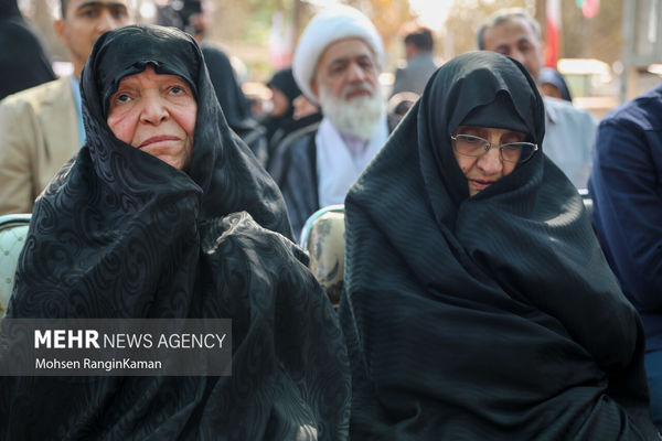 تصاویر: اولین حضور مادر سردار شهید مهدی ربانی بر مزار فرزند شهیدش