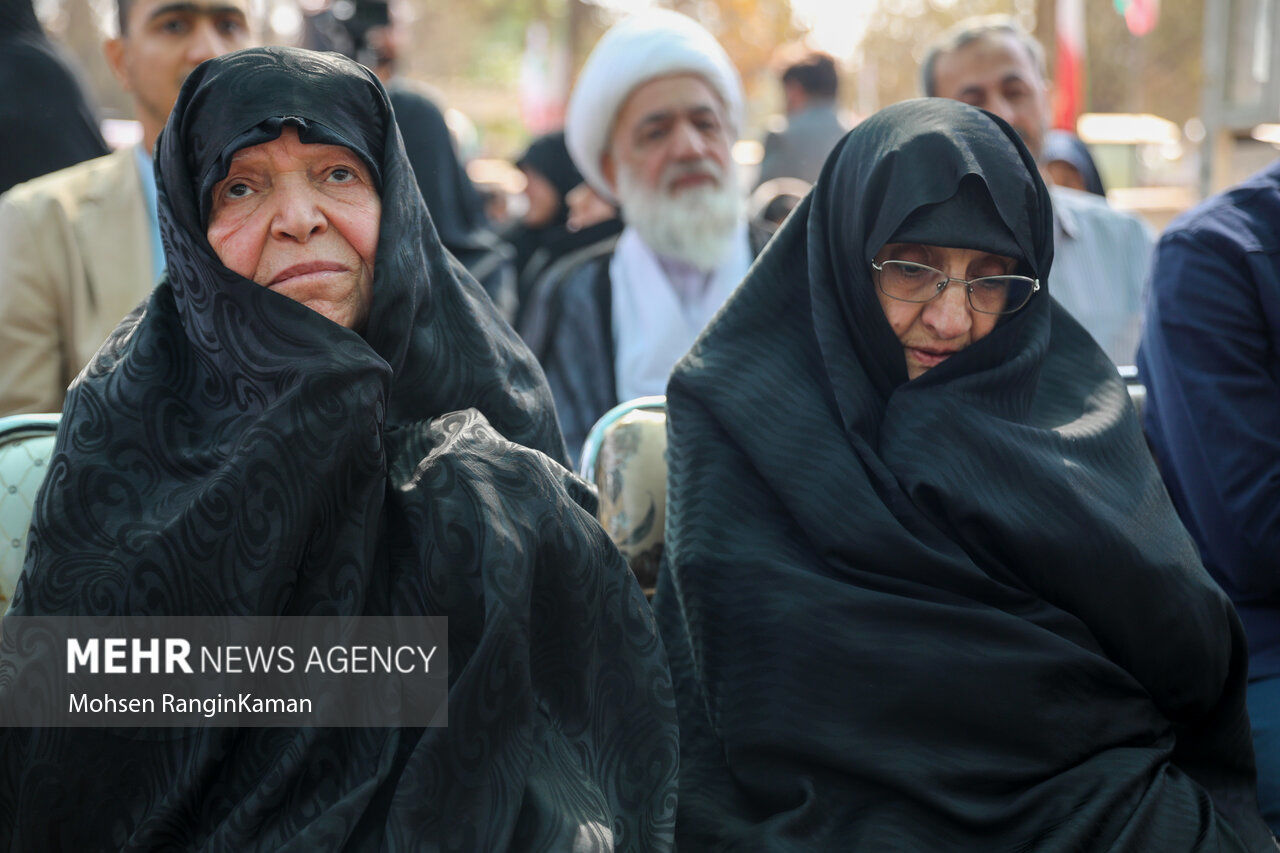 تصاویر: اولین حضور مادر سردار شهید مهدی ربانی بر مزار فرزند شهیدش