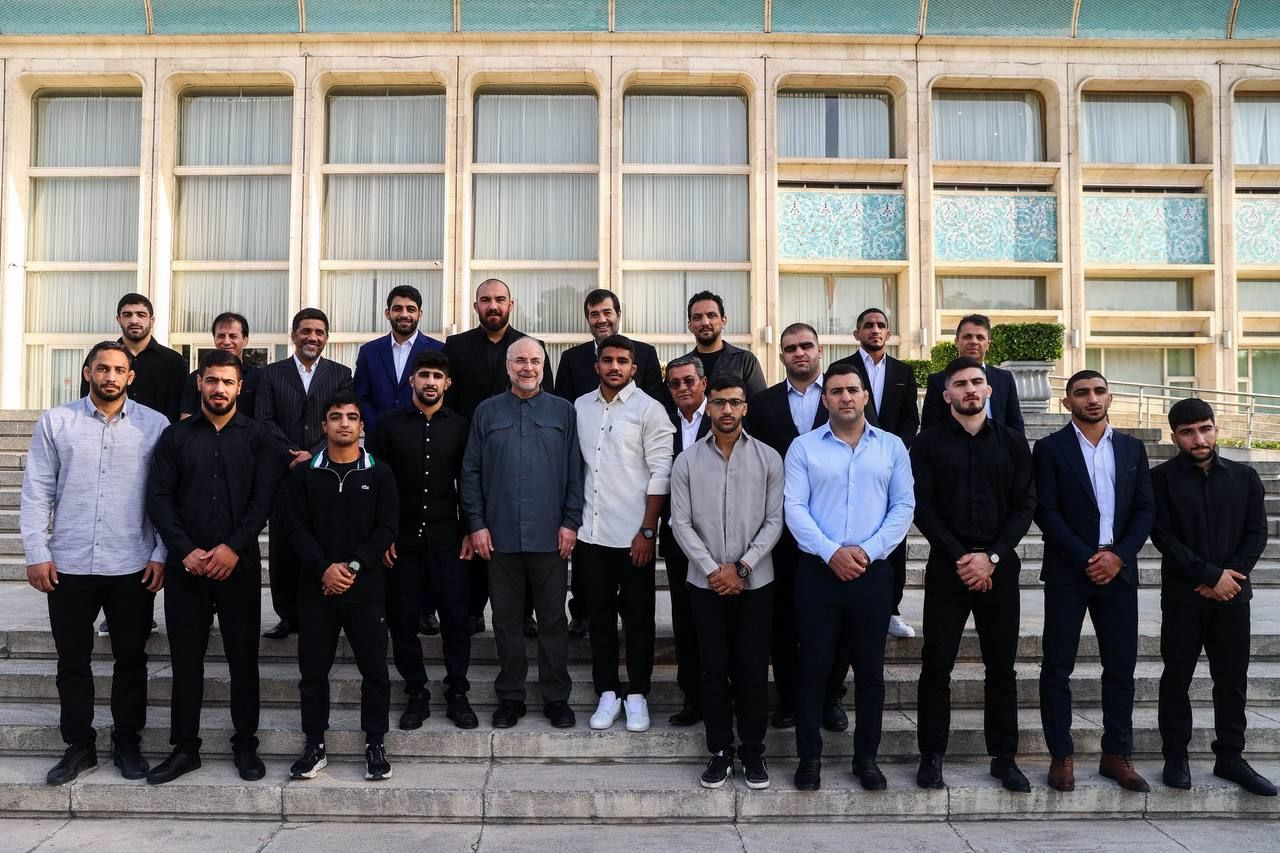 عکس یادگاری مدال‌آوران کشتی آزاد و فرنگی با قالیباف  