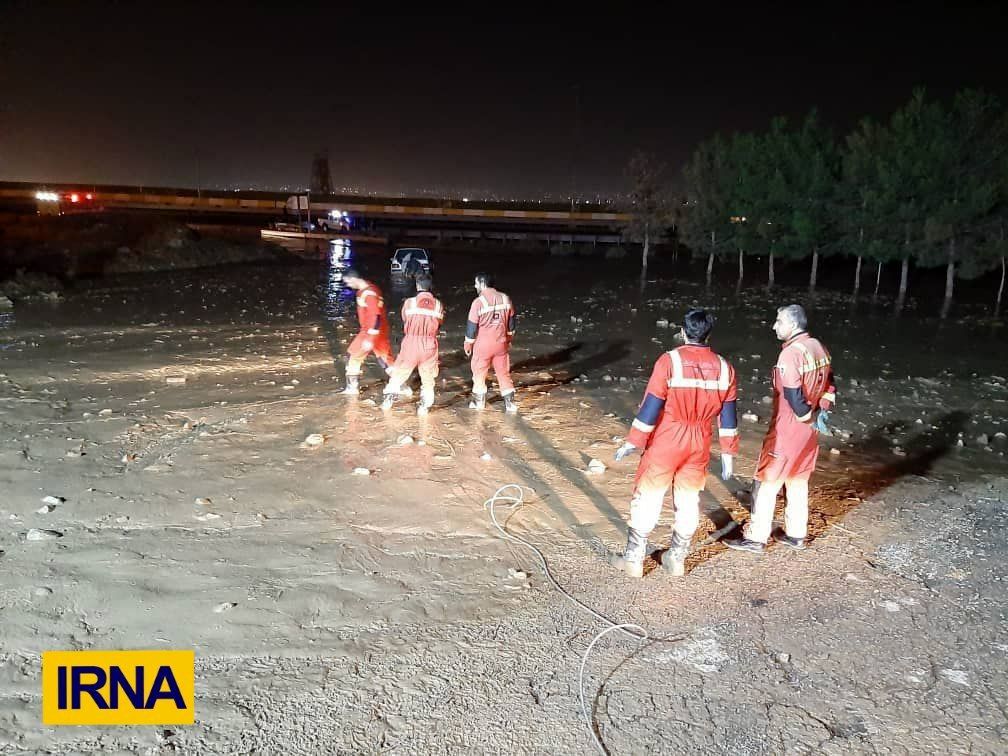 اولین تصاویر از رانش زمین و سیل در منطقه امامزاده داوود تهران / 5 فوتی و 8 مصدوم تاکنون/ ادامه جستجو برای مفقودان احتمالی