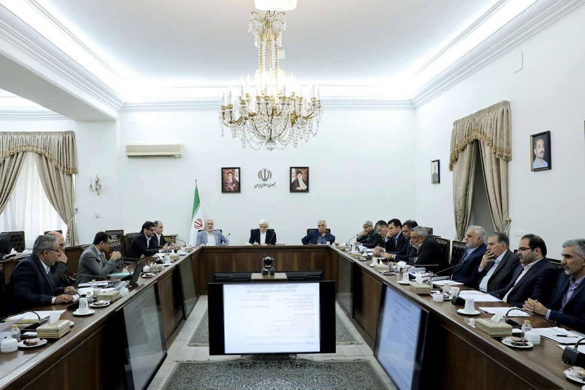 عارف: چالشها و موانع سرمایهگذاری در بخش انرژی به دولت ارائه شود