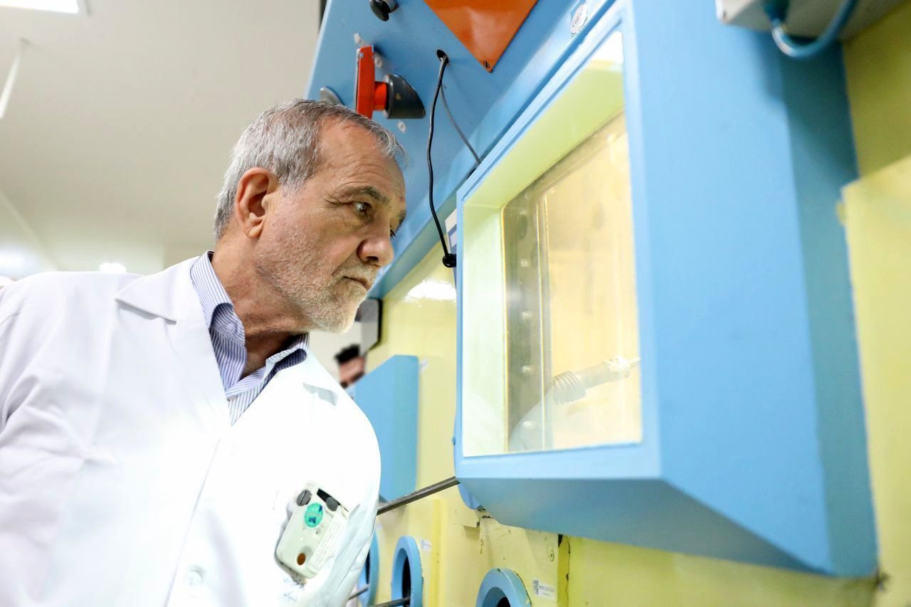 پزشکیان با تیپی متفاوت در سازمان انرژی اتمی