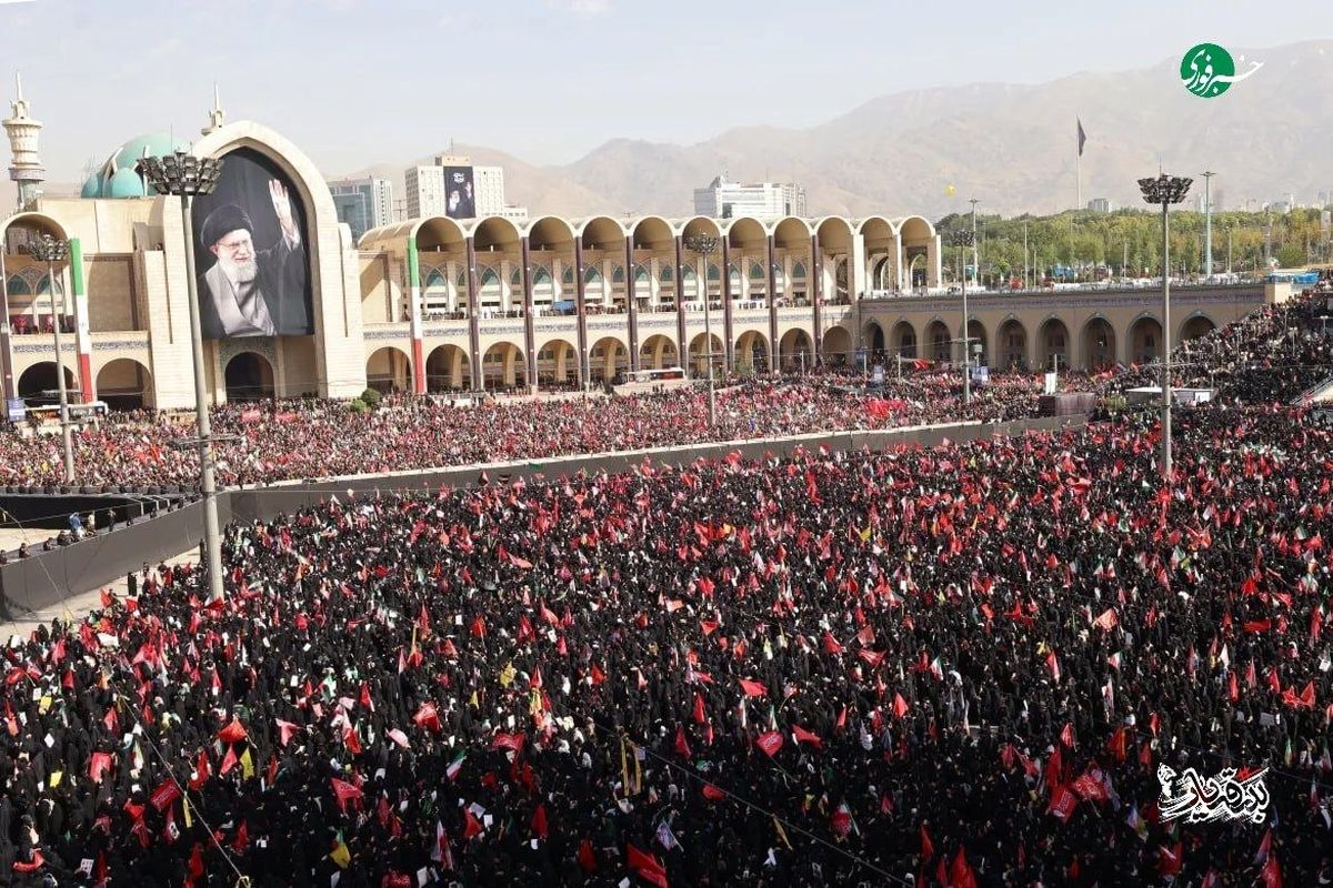  تصویر خبرگزاری فرانسه از مراسم وداع با رهبر شهید در مصلای تهران