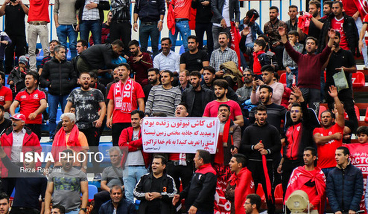 بنر جالب هوادار تراکتور در ورزشگاه +عکس