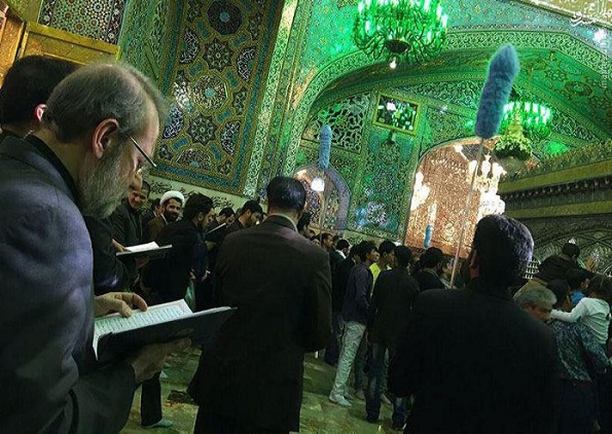 مناجات لاریجانی در کنار ضریح امام رضا(ع) +عکس