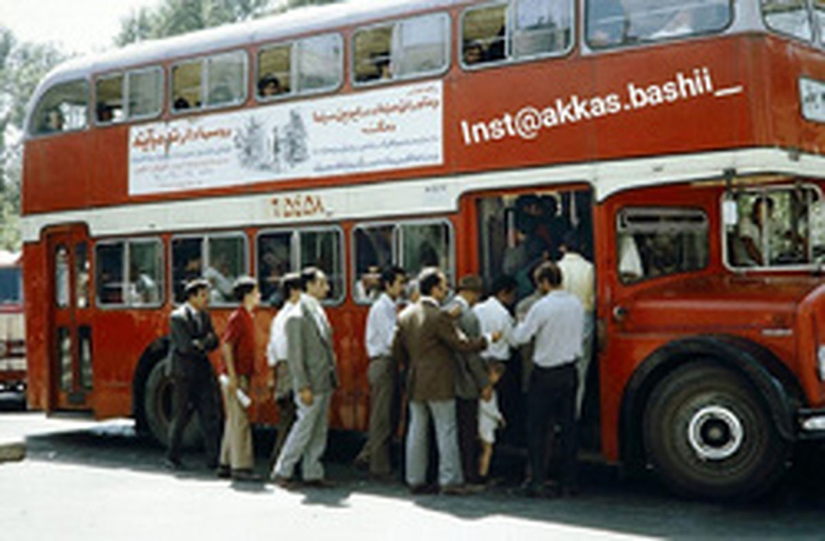 عکس دیدنی از صف اتوبوس دو طبقه در تهران قدیم